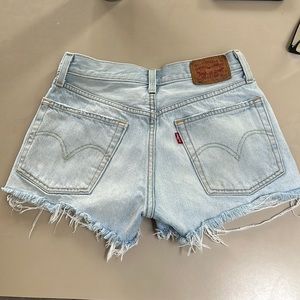 Levi’s Denim Cut off shorts 25”